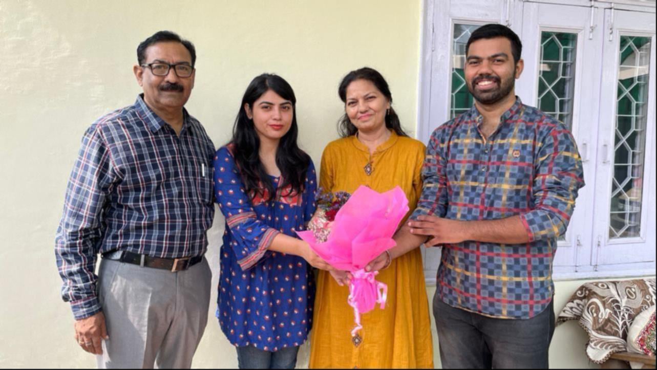 फोटो 05- सोनीपत के सुजान सिंह पार्क क्षेत्र की दीक्षा सहरावत के न्यायाधीश बनने पर पुष्पगुच्छ दे
