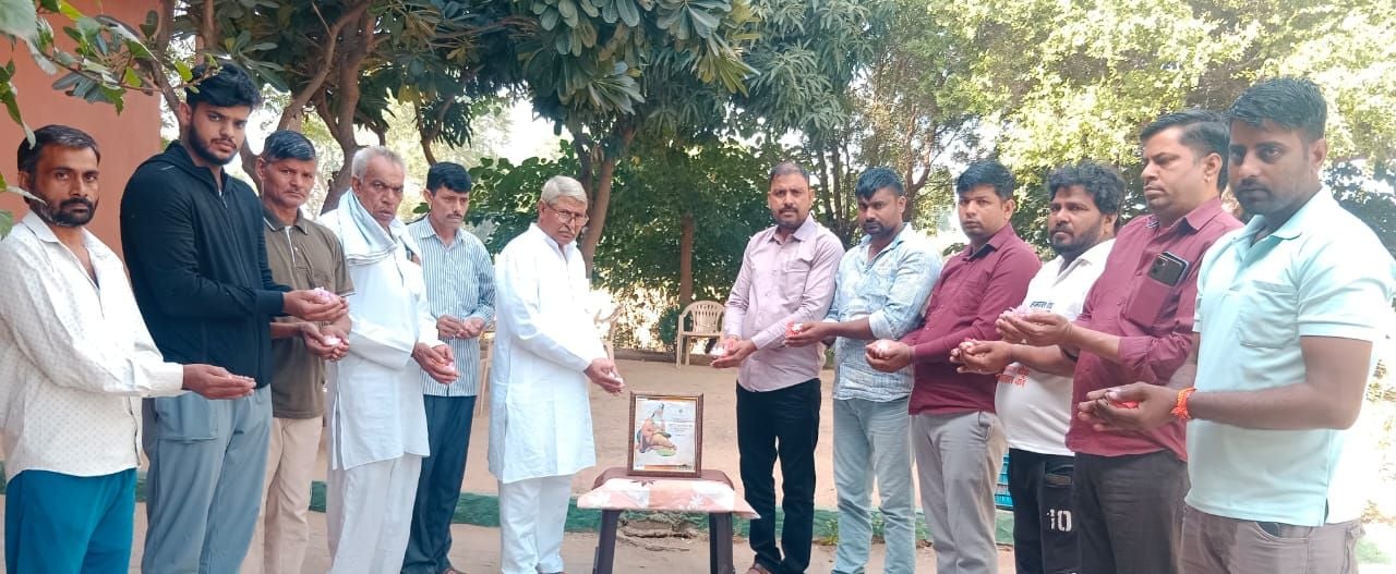 फोटो संख्या:76- वाल्मीकि जयंती पर बालाजी चौक पर शोभा यात्रा निकालते समाज के लोग--संवाद