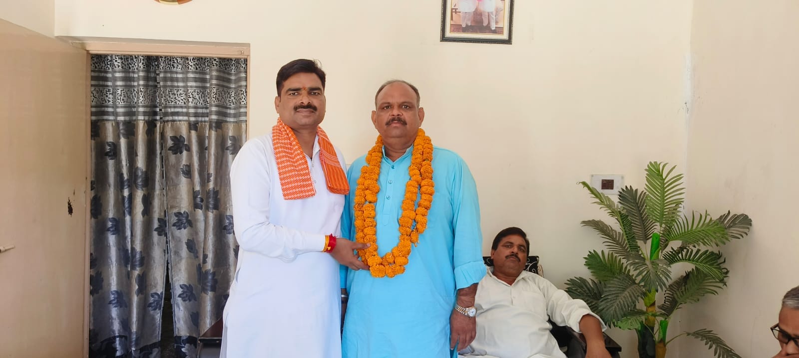 गन्ना समिति के चुनाव में र्निविरोध अध्यक्ष बनने पर मिठाई खिलाते भाजपा जिलाअध्यक्ष संजीव प्रताप गन्ना समिति के चुनाव में र्निविरोध अध्यक्ष बनने पर मिठाई खिलाते भाजपा जिलाअध्यक्ष संजीव प्रताप