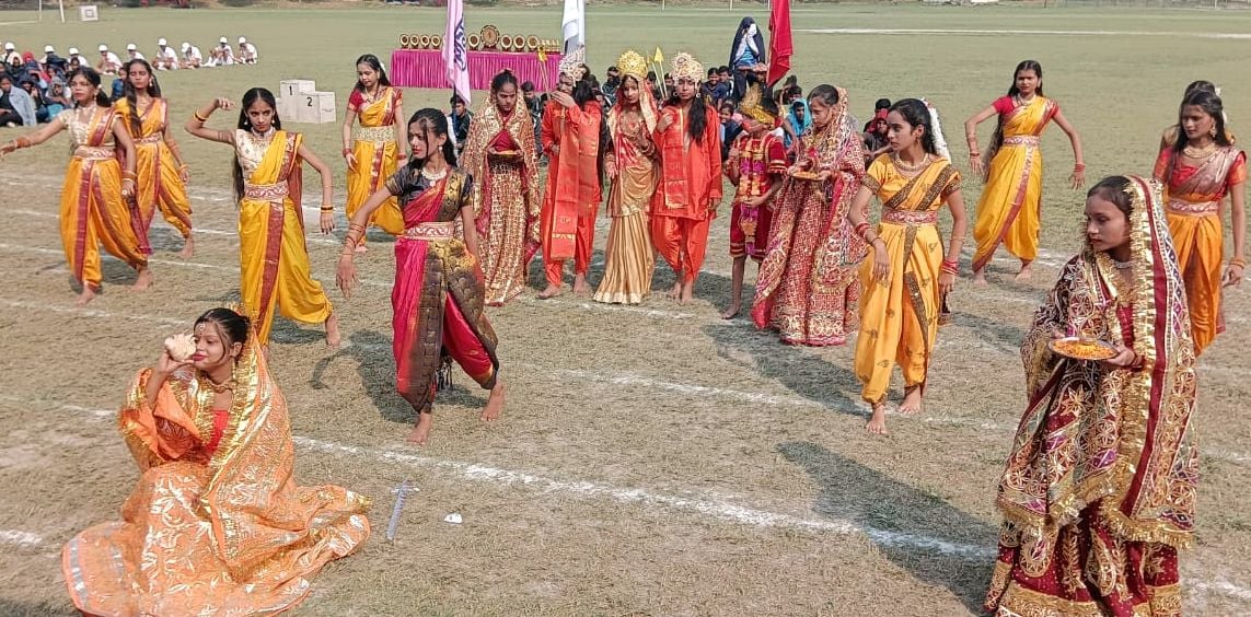 हथौड़ा स्पोर्ट्स स्टेडियम में विजेता खिलाड़ियों को पुरस्कृत करते नगर आयुक्त बिपिन मिश्रा। संवाद