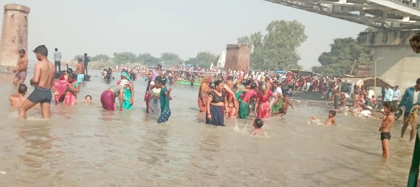 कछला घाट पर गंगा स्नान करते श्रद्धालु। संवाद