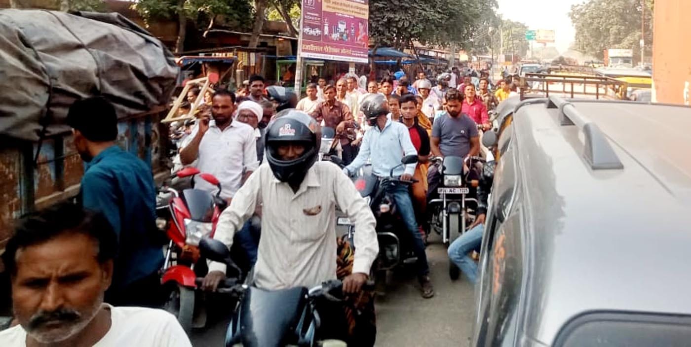 कछला में बरेली- मथुरा हाईवे पर जाम में फंसे वाहन। संवाद कछला में बरेली- मथुरा हाईवे पर जाम में फंसे वाहन। संवाद
