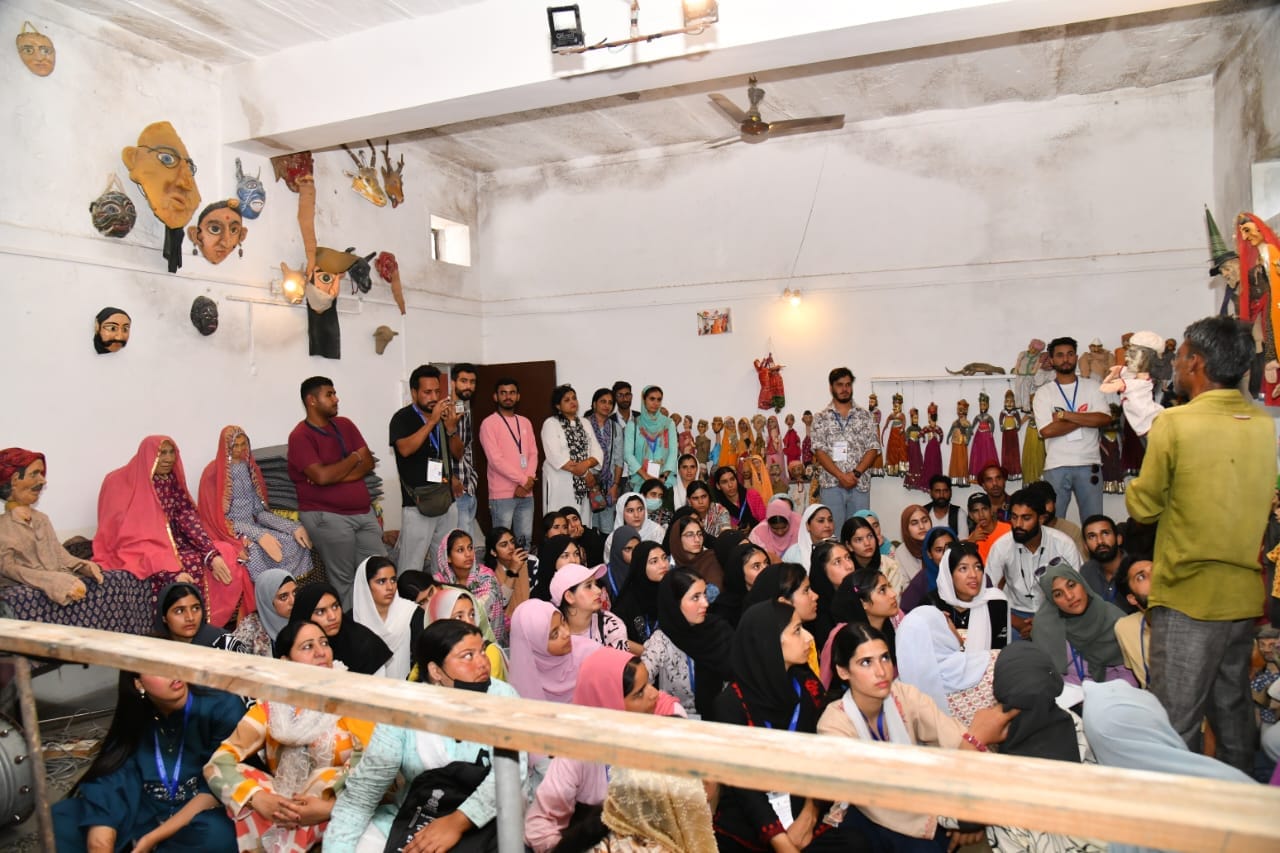 कश्मीरी युवाओ ने तिलोनिया गांव का किया शैक्षणिक भ्रमण