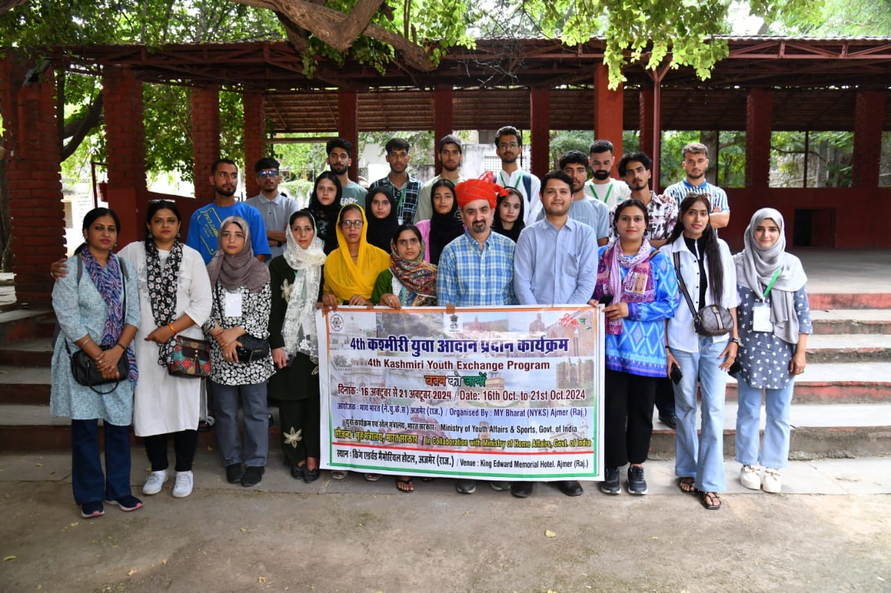 कश्मीरी युवाओ ने तिलोनिया गांव का किया शैक्षणिक भ्रमण