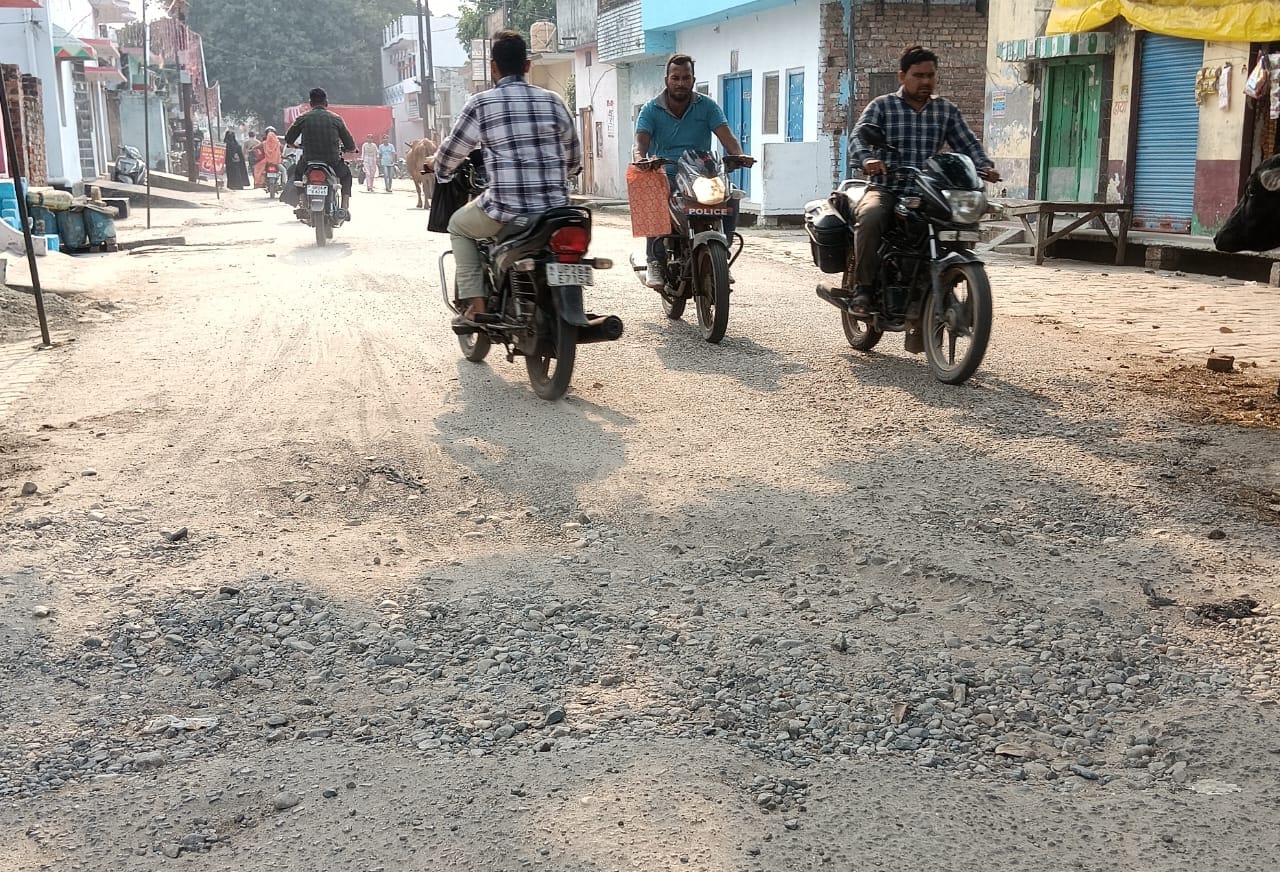 पीलीभीत के चीनी मिल मार्ग पर सड़क पर पड़े गड्ढे।संवाद