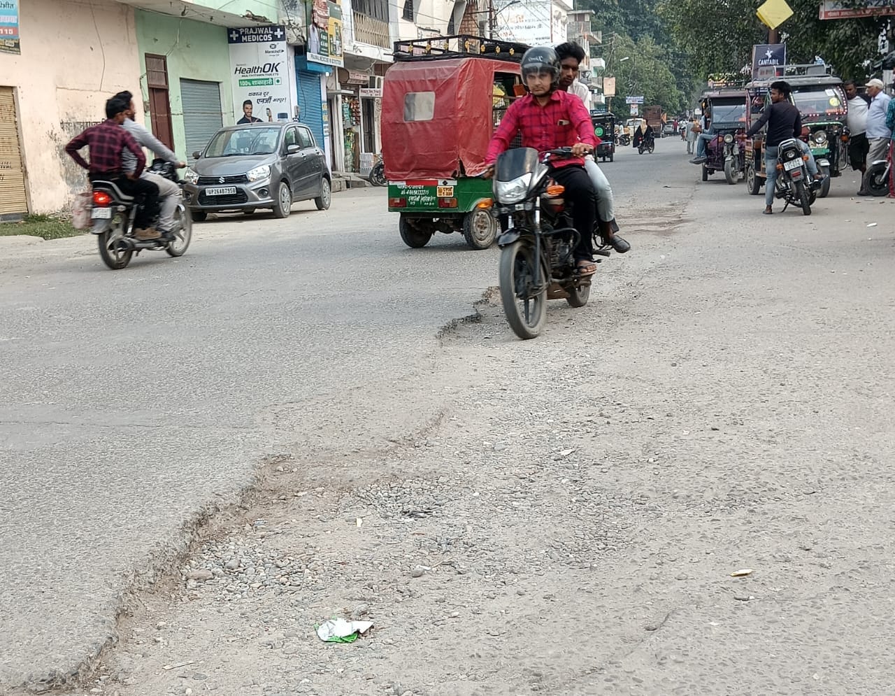 पीलीभीत के चीनी मिल मार्ग पर सड़क पर पड़े गड्ढे।संवाद