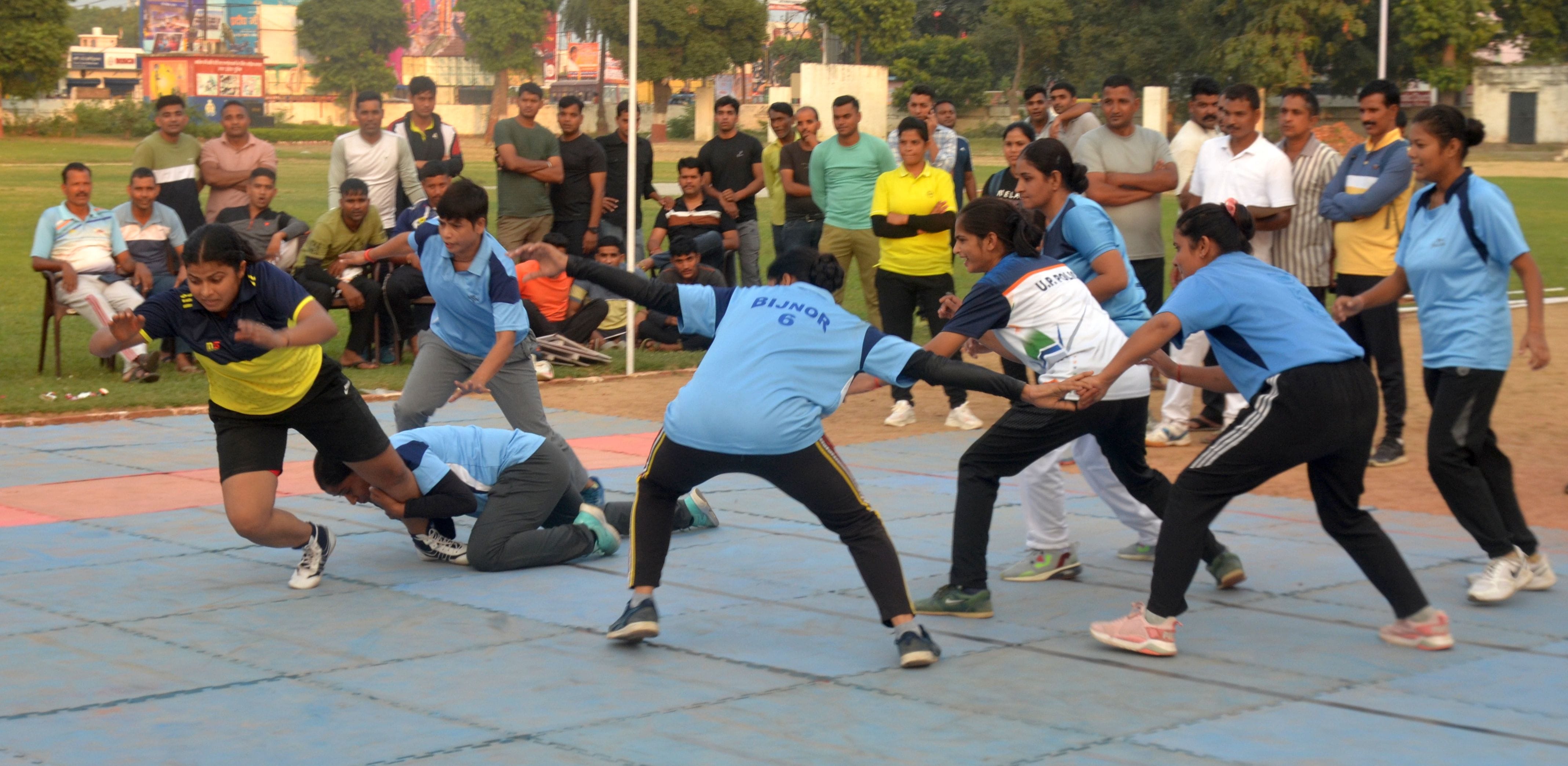 पुलिस लाइंस में प्रतियोगिता शुभारंभ के दौरान खिलाड़ियों से परिचय प्राप्त करते एसएसपी डॉ. बृजेश पुलिस लाइंस में प्रतियोगिता शुभारंभ के दौरान खिलाड़ियों से परिचय प्राप्त करते एसएसपी डॉ. बृजेश
