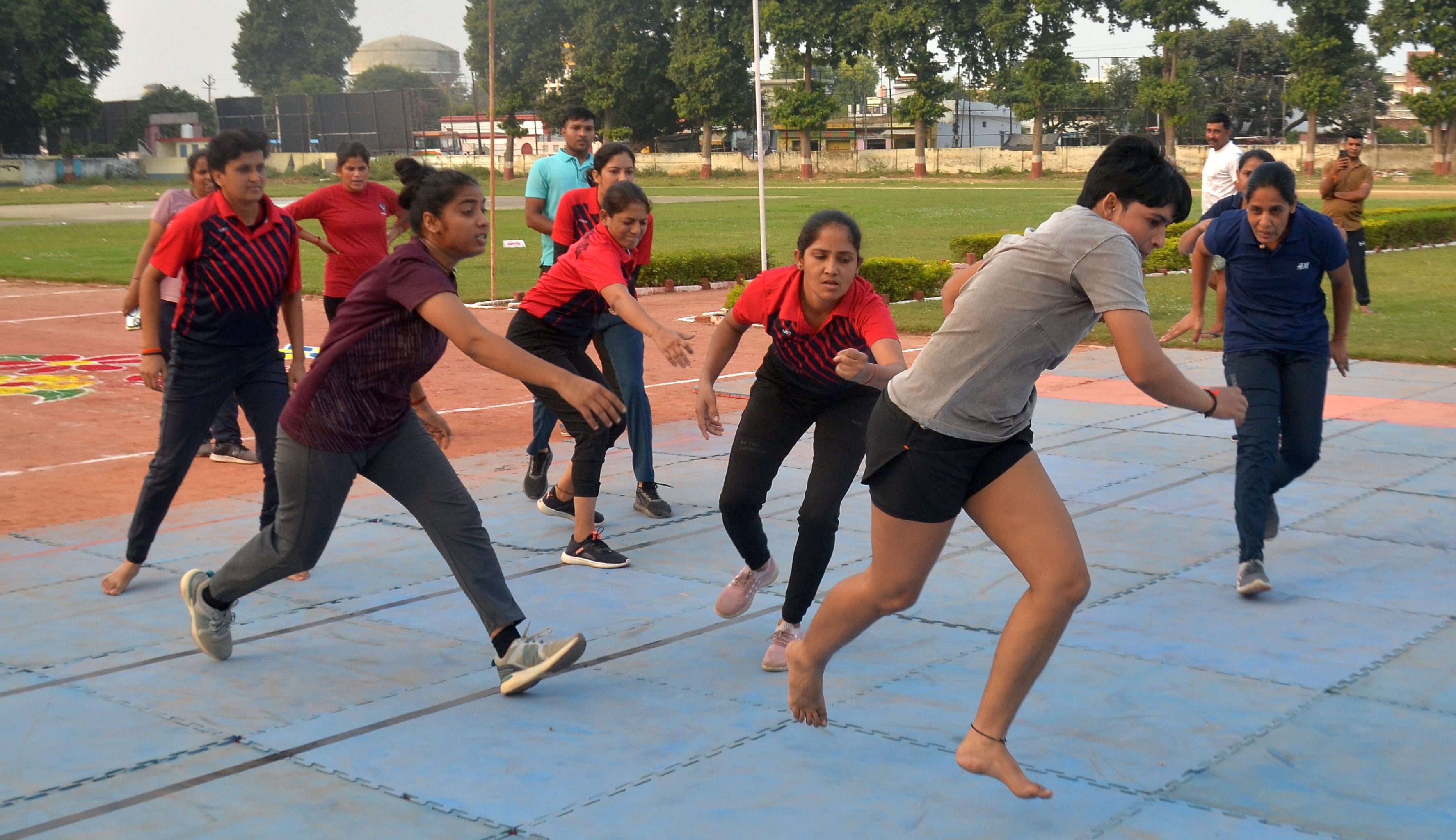पुलिस लाइंस में प्रतियोगिता शुभारंभ के दौरान खिलाड़ियों से परिचय प्राप्त करते एसएसपी डॉ. बृजेश पुलिस लाइंस में प्रतियोगिता शुभारंभ के दौरान खिलाड़ियों से परिचय प्राप्त करते एसएसपी डॉ. बृजेश