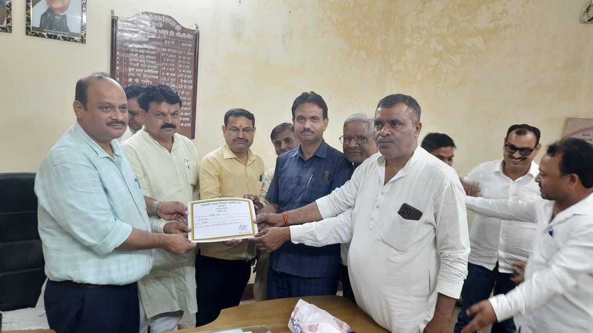 पूरनपुर में सहकारी गन्ना समिति के निर्वाचित अध्यक्ष अपने समर्थकों और भाजपाइयों के साथ।संवाद पूरनपुर में सहकारी गन्ना समिति के निर्वाचित अध्यक्ष अपने समर्थकों और भाजपाइयों के साथ।संवाद