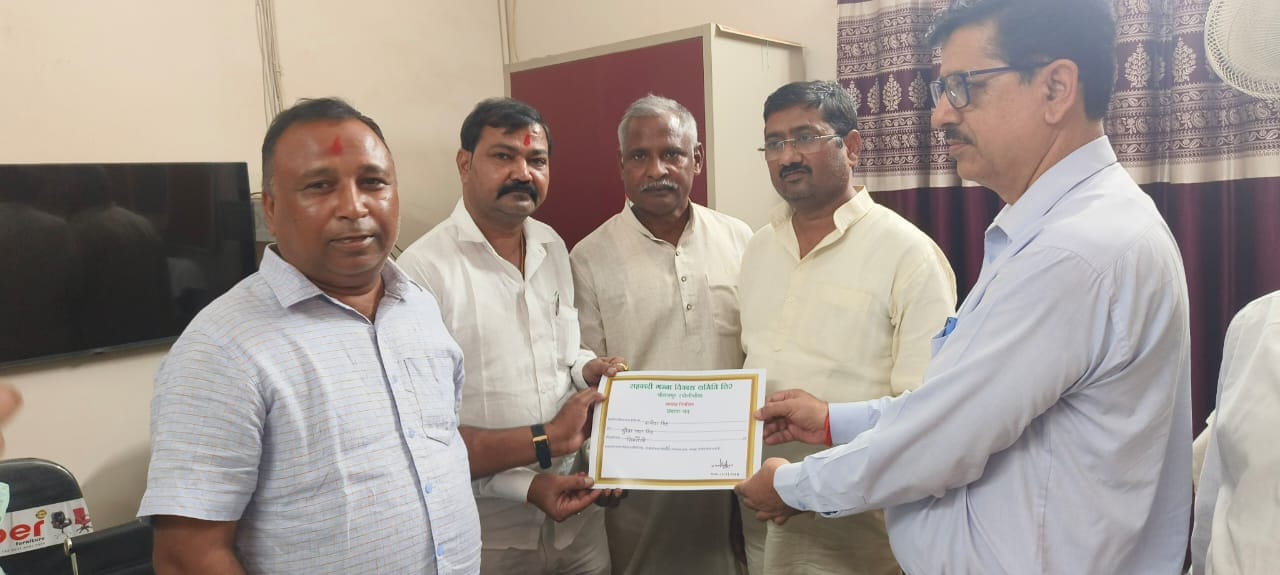 पूरनपुर में सहकारी गन्ना समिति के निर्वाचित अध्यक्ष अपने समर्थकों और भाजपाइयों के साथ।संवाद पूरनपुर में सहकारी गन्ना समिति के निर्वाचित अध्यक्ष अपने समर्थकों और भाजपाइयों के साथ।संवाद