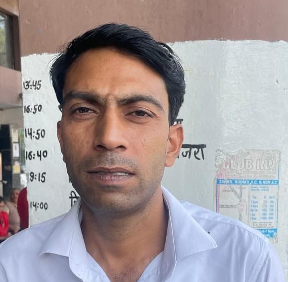 रोडवेज अड्डे पर बस आने के बाद चढ़ने के लिए धक्कामुक्की करते यात्री। संवाद रोडवेज अड्डे पर बस आने के बाद चढ़ने के लिए धक्कामुक्की करते यात्री। संवाद