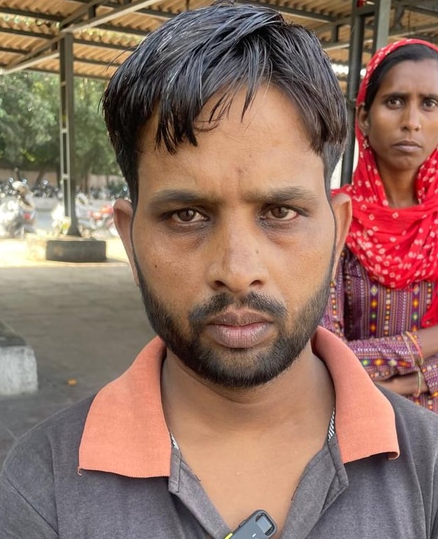 रोडवेज अड्डे पर बस आने के बाद चढ़ने के लिए धक्कामुक्की करते यात्री। संवाद रोडवेज अड्डे पर बस आने के बाद चढ़ने के लिए धक्कामुक्की करते यात्री। संवाद