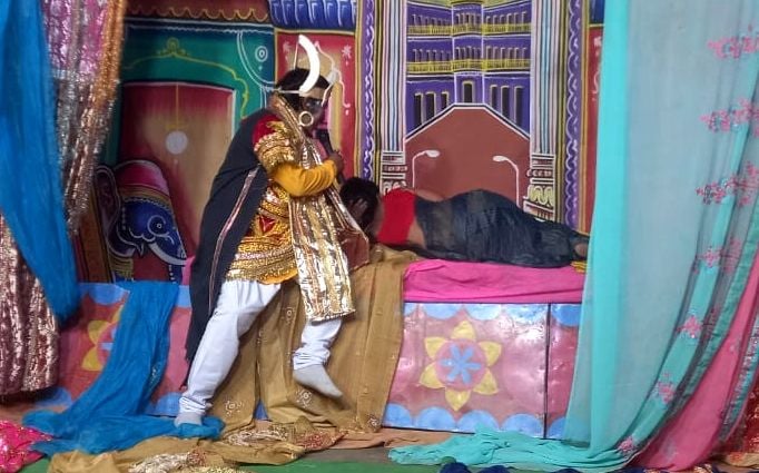 दिसौलीगंज में धनुष यज्ञ लीला का मंचन करते कलाकार। संवाद