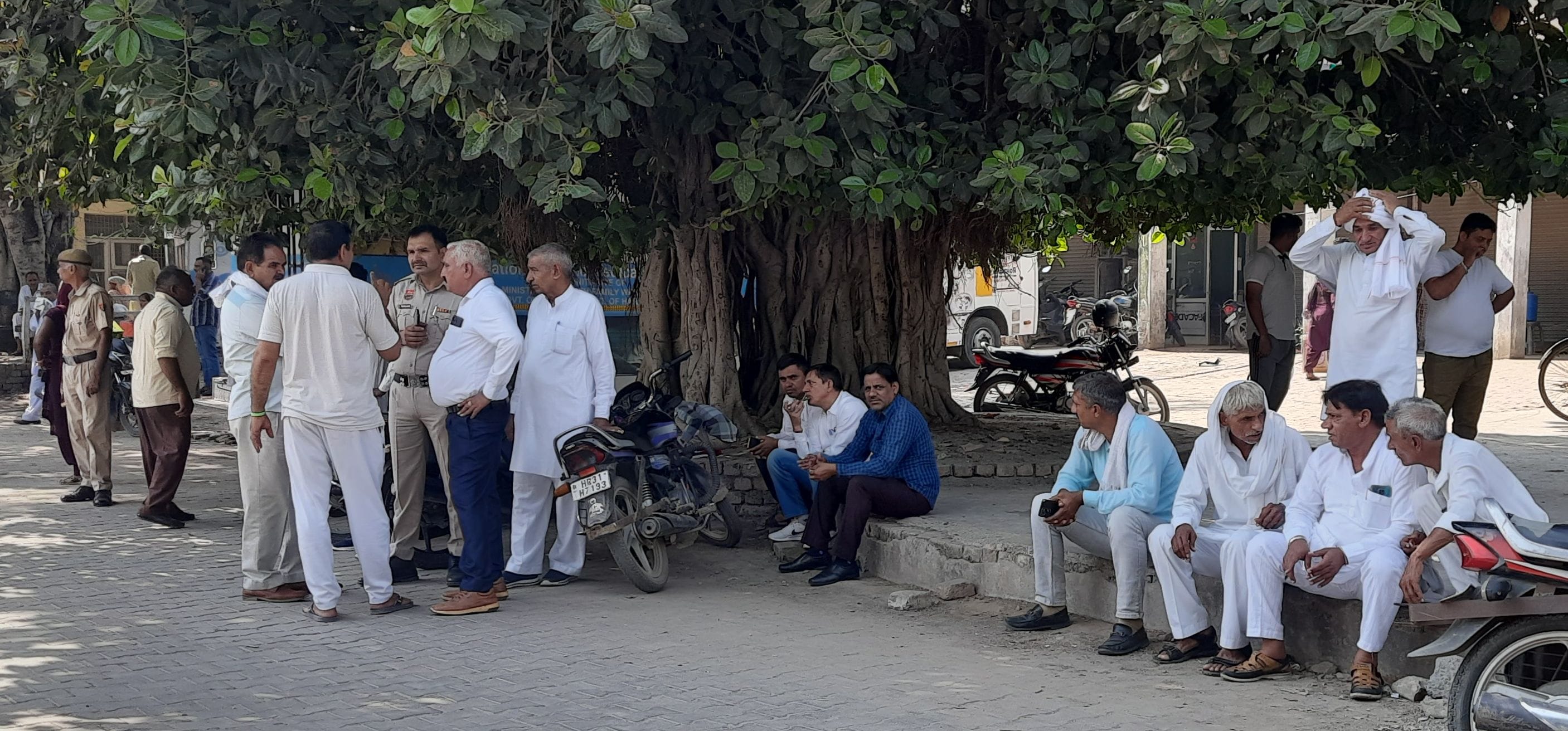 18जेएनडी21-नागरिक अस्पताल में पहुंचे मृतक के परिजन। संवाद