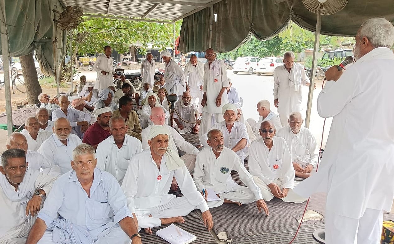 18जेएनडी23: धरने पर किसानों को संबोधित करते हुए किसान नेता। संवाद 18जेएनडी23: धरने पर किसानों को संबोधित करते हुए किसान नेता। संवाद