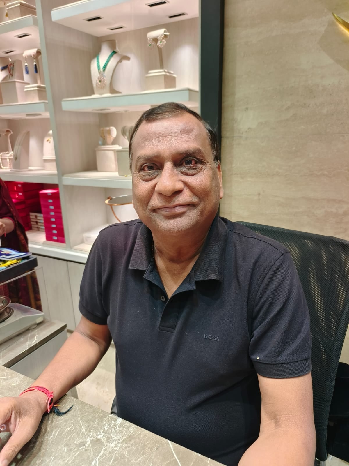 अंबाला शहर में ज्वेलरी शोरूम पर आभूषण देखते ग्राहक। संवाद अंबाला शहर में ज्वेलरी शोरूम पर आभूषण देखते ग्राहक। संवाद