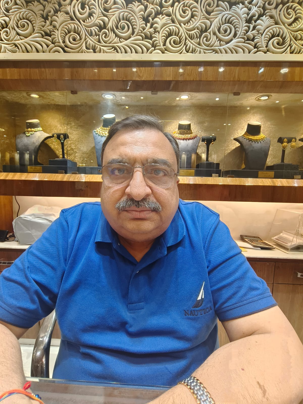 अंबाला शहर में ज्वेलरी शोरूम पर आभूषण देखते ग्राहक। संवाद अंबाला शहर में ज्वेलरी शोरूम पर आभूषण देखते ग्राहक। संवाद