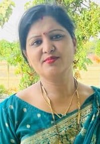 करवा चौथ की तैयारी में पंजाबी मार्केट में मेंहदी लगवातीं सुहागिनें। संवाद करवा चौथ की तैयारी में पंजाबी मार्केट में मेंहदी लगवातीं सुहागिनें। संवाद