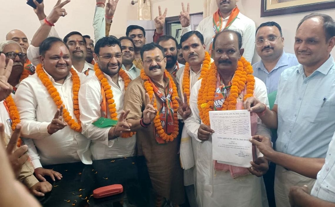 किसान सहकारी चीनी मिल पुवायां के उप सभापति बनने के बाद समर्थकों के साथ देवेंद्र अवस्थी। बीच में