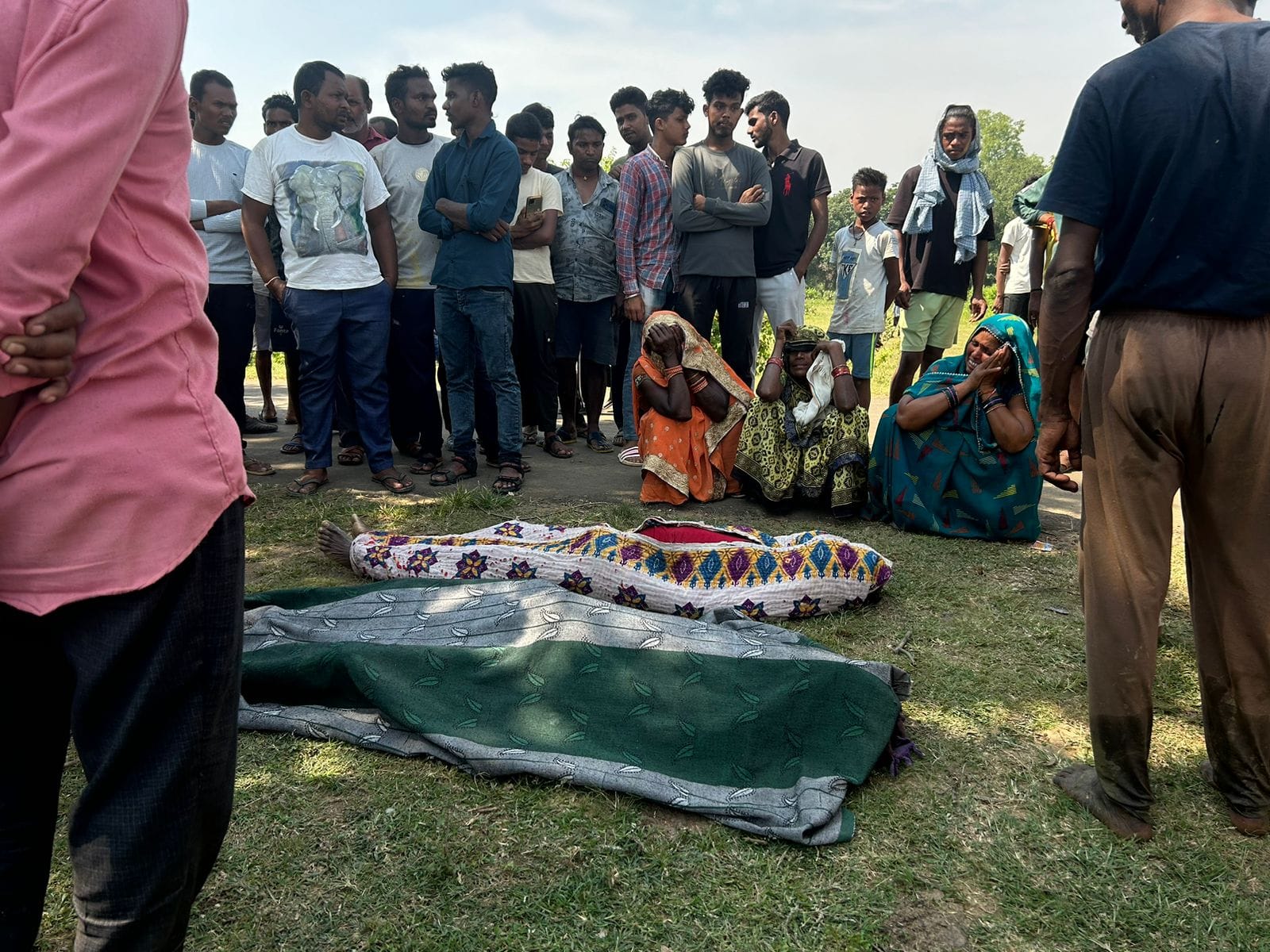 मृतकों के शव निकालते हुए एसडीआरएफ टीम और ग्रामीण