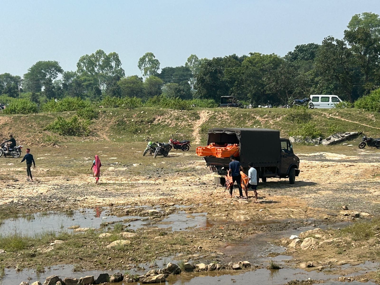मृतकों के शव निकालते हुए एसडीआरएफ टीम और ग्रामीण
