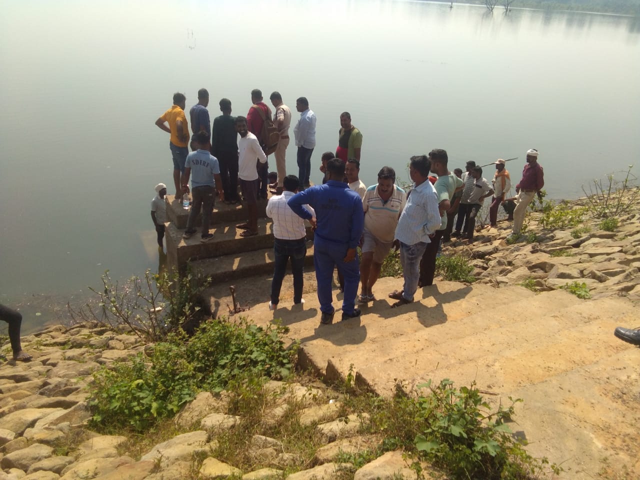 मृतकों के शव निकालते हुए एसडीआरएफ टीम और ग्रामीण