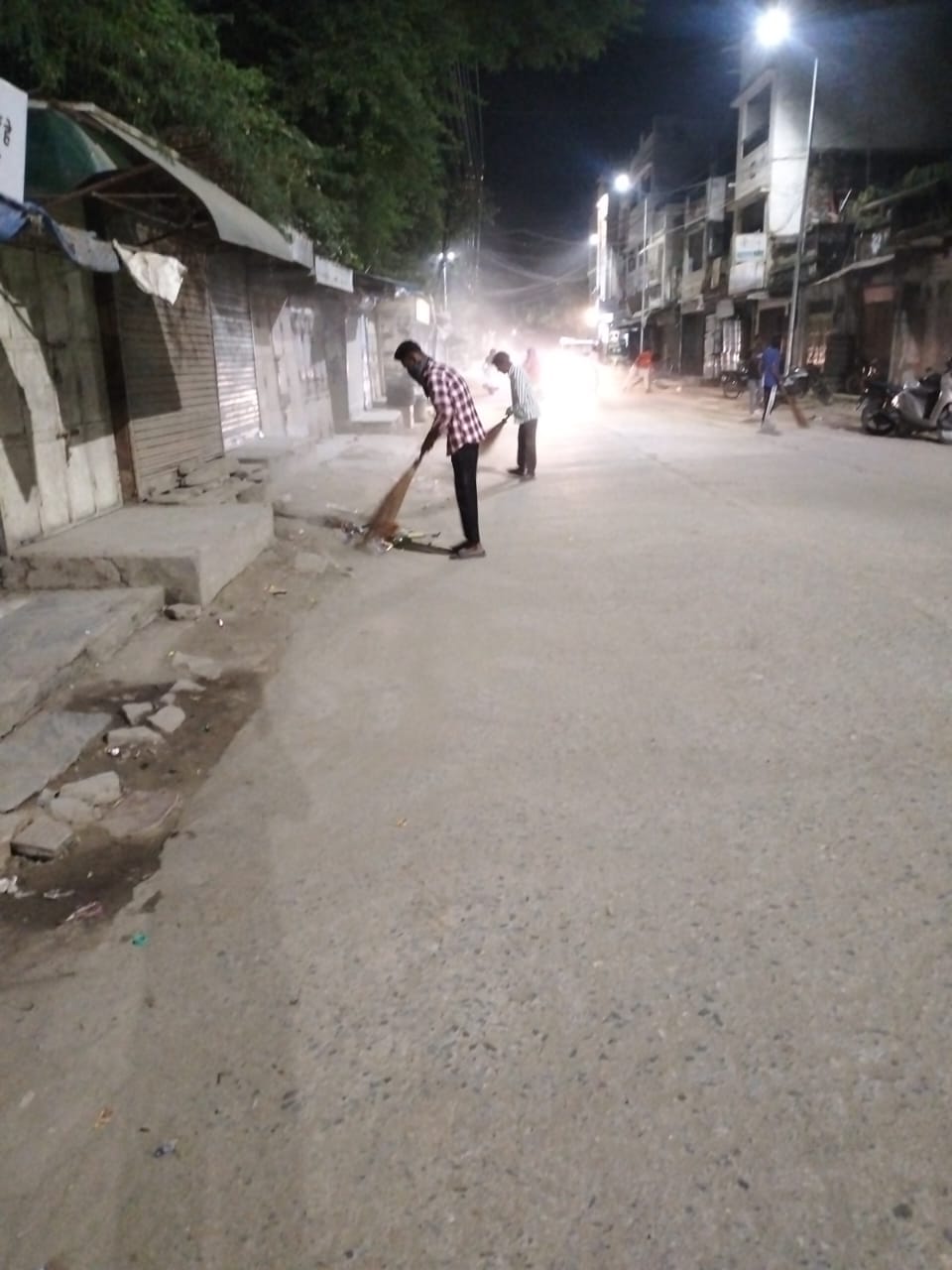 सिरोही। आगामी दीपावली त्यौहार के मद्देनजर आबूरोड में रात्रिकालीन सफाई व्यवस्था शुरू करवाई गई है सिरोही। आगामी दीपावली त्यौहार के मद्देनजर आबूरोड में रात्रिकालीन सफाई व्यवस्था शुरू करवाई गई है