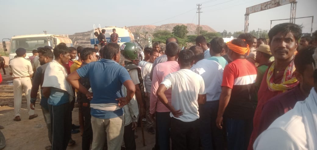 श्रमिक की मौत के पश्चात हंगामा करते परिजन और स्थानीय लोग