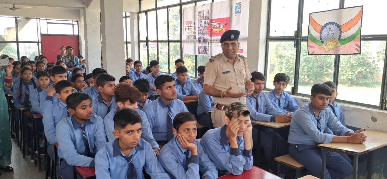 शिवालिक हिल पब्लिक स्कूल अंब में अमर उजाला फांउडेशन के कार्य्रक्रम पुलिस की पाठशाला में बच्चों 