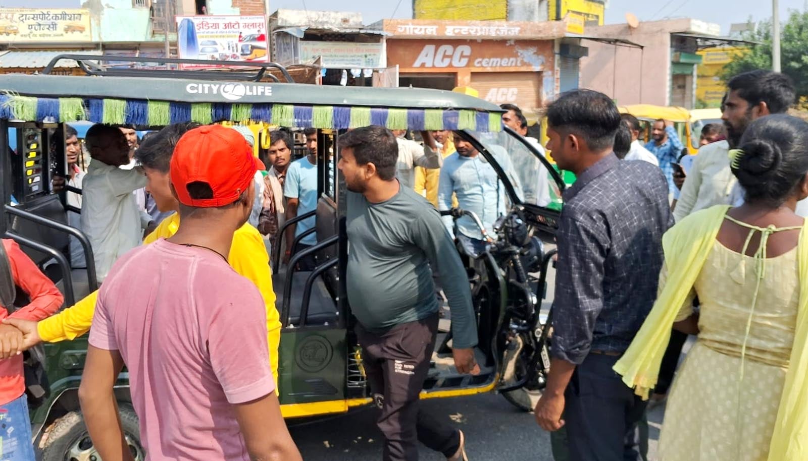 उझानी में पुलिस के खिलाफ प्रदर्शन करते टैंपो चालक। संवाद उझानी में पुलिस के खिलाफ प्रदर्शन करते टैंपो चालक। संवाद