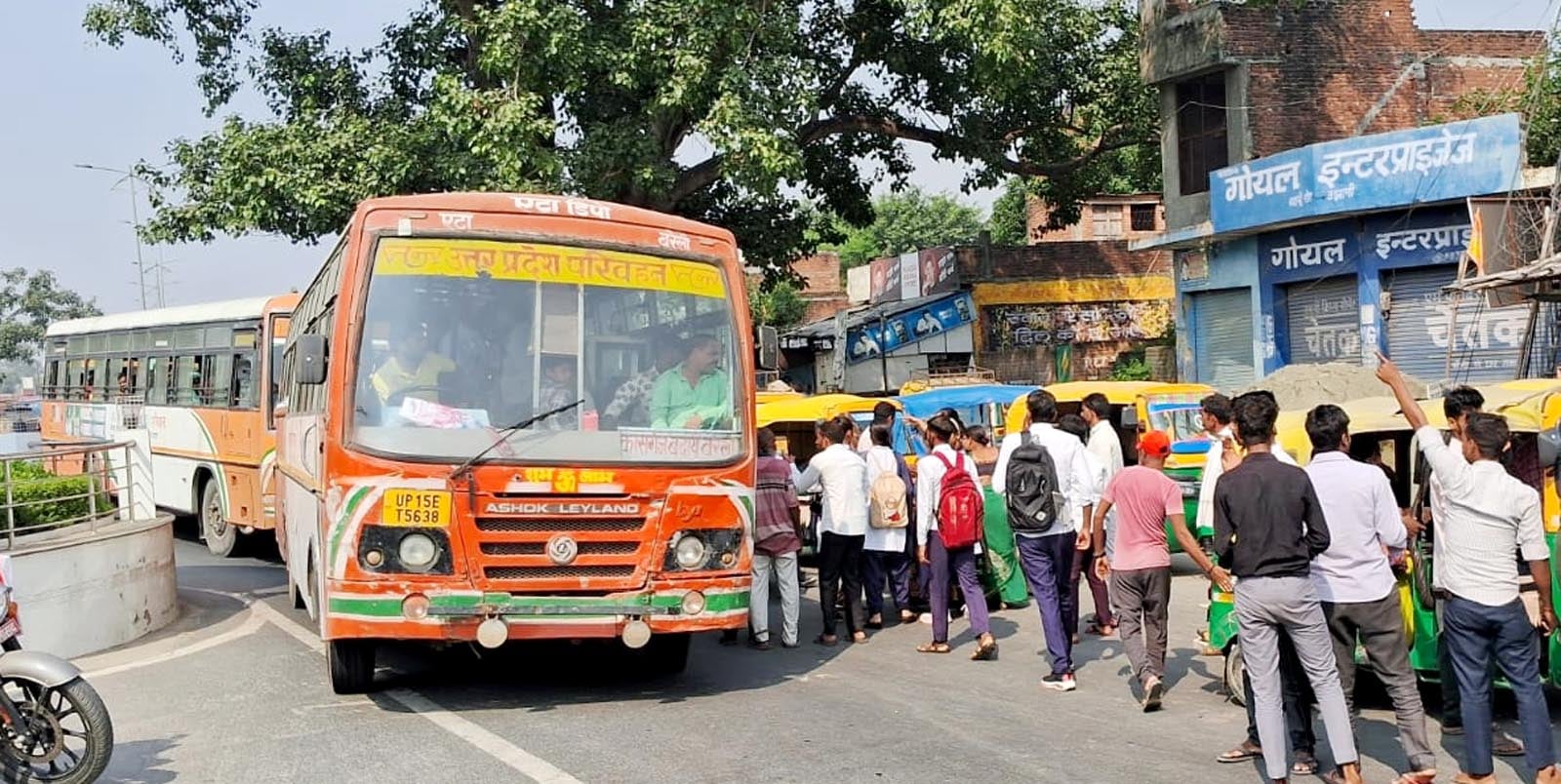 उझानी में पुलिस के खिलाफ प्रदर्शन करते टैंपो चालक। संवाद उझानी में पुलिस के खिलाफ प्रदर्शन करते टैंपो चालक। संवाद