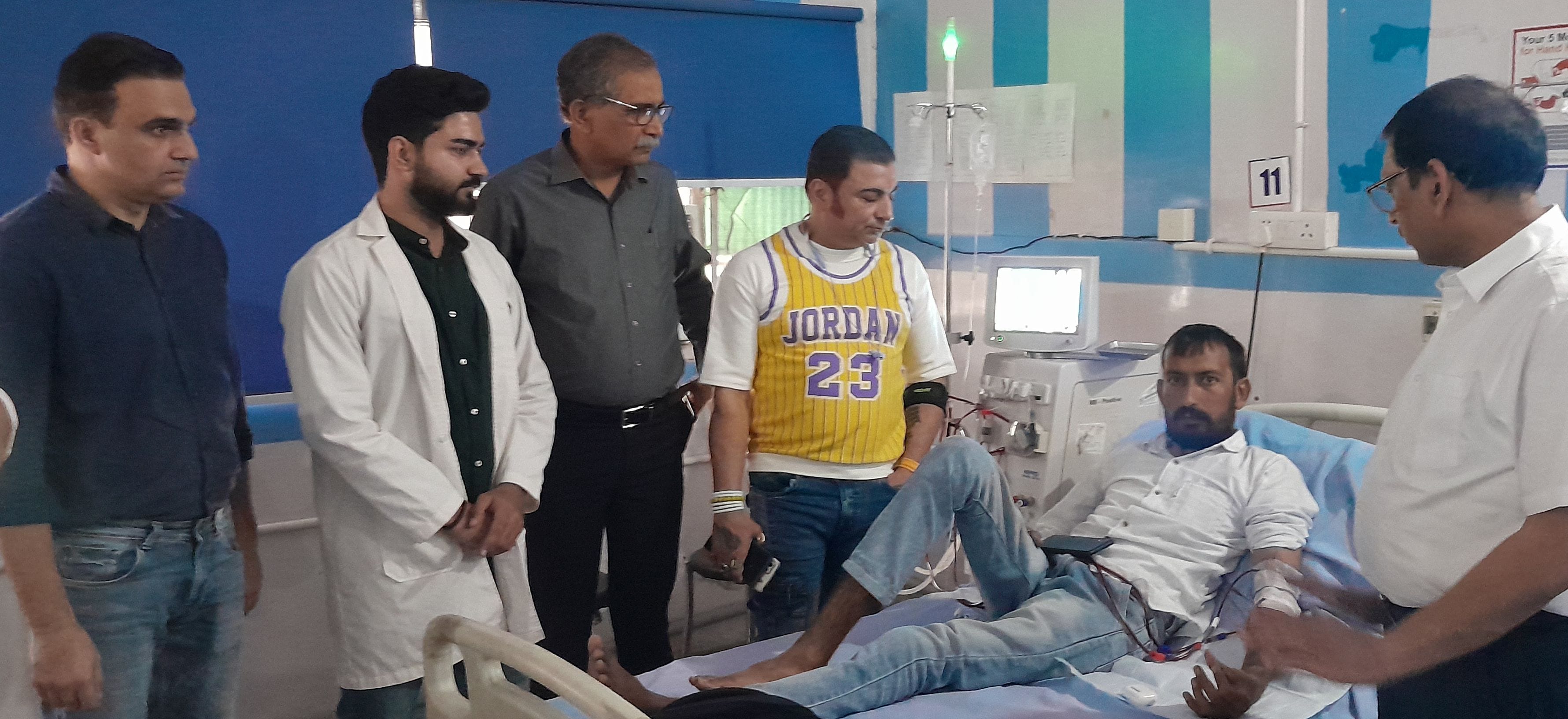 19जेएनडी04 : नागरिक अस्पताल के डायलिसिस सेंटर में मरीजों को जानकारी देते सिविल सर्जन व अन्य स्व