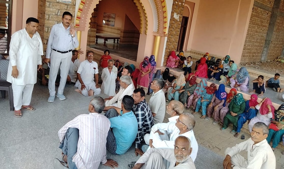 19जेएनडी09: डाहौला गांव में लोगों को समझाते हुए जलापूर्ति विभाग के एसडीओ रणबीर सिंह व जेई रोहित 19जेएनडी09: डाहौला गांव में लोगों को समझाते हुए जलापूर्ति विभाग के एसडीओ रणबीर सिंह व जेई रोहित