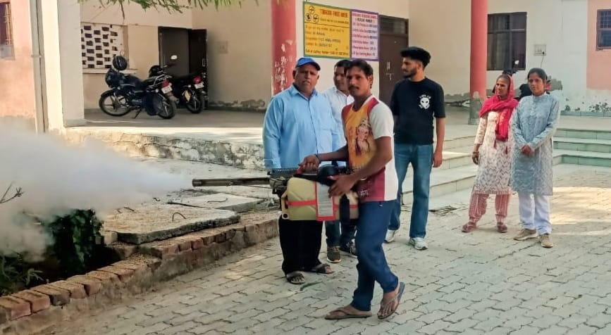 19जेएनडी14: हसनपुर गांव के आरोही माडल स्कूल में फोगिंग करते स्वास्थ्य विभाग के कर्मी। संवाद