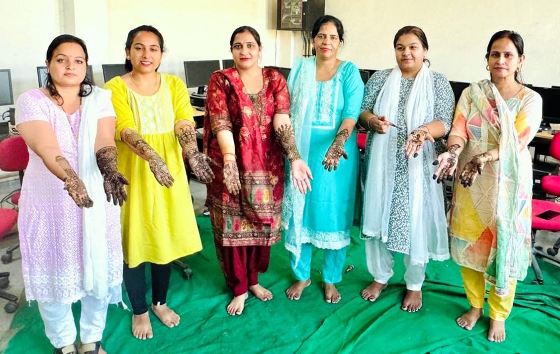 19जेएनडी20: मेहंदी दिखाती हुईं छात्राएं व प्राध्यापिकाएं। संवाद 19जेएनडी20: मेहंदी दिखाती हुईं छात्राएं व प्राध्यापिकाएं। संवाद