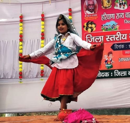 19जेएनडी34: बाल भवन में आयोजित कार्यक्रम में नृत्य प्रस्तुत करते बच्चे। संवाद