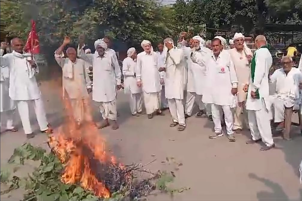 19जेएनडी41: सरकार के आदेशों की प्रतियां जलाते हुए किसान। संवाद 19जेएनडी41: सरकार के आदेशों की प्रतियां जलाते हुए किसान। संवाद