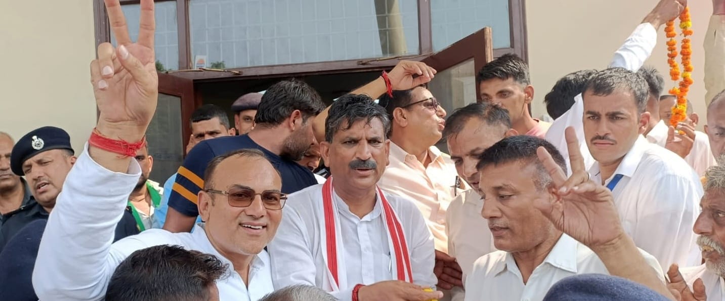 19जेएनडी44: कार्यकर्ताओं से मिलते हुए कैबिनेट मंत्री कृष्णा कुमार बेदी। संवाद 19जेएनडी44: कार्यकर्ताओं से मिलते हुए कैबिनेट मंत्री कृष्णा कुमार बेदी। संवाद