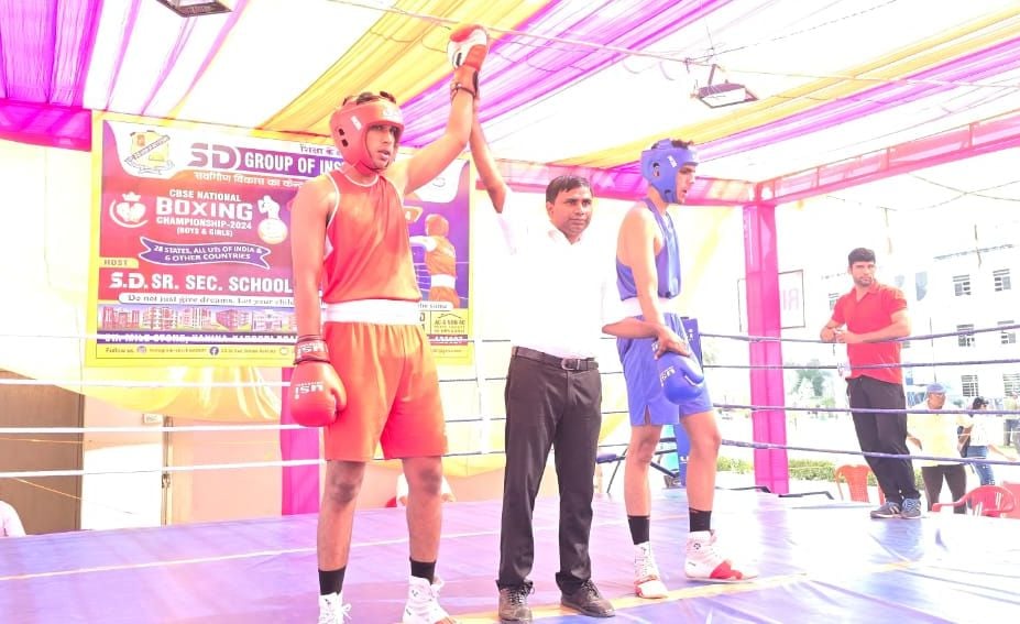 फोटो संख्या:85- एसडी स्कूल ककराला में आयोजित बॉक्तिंग  प्रतियोगिता में रिंग में एक-दूसरे को पं