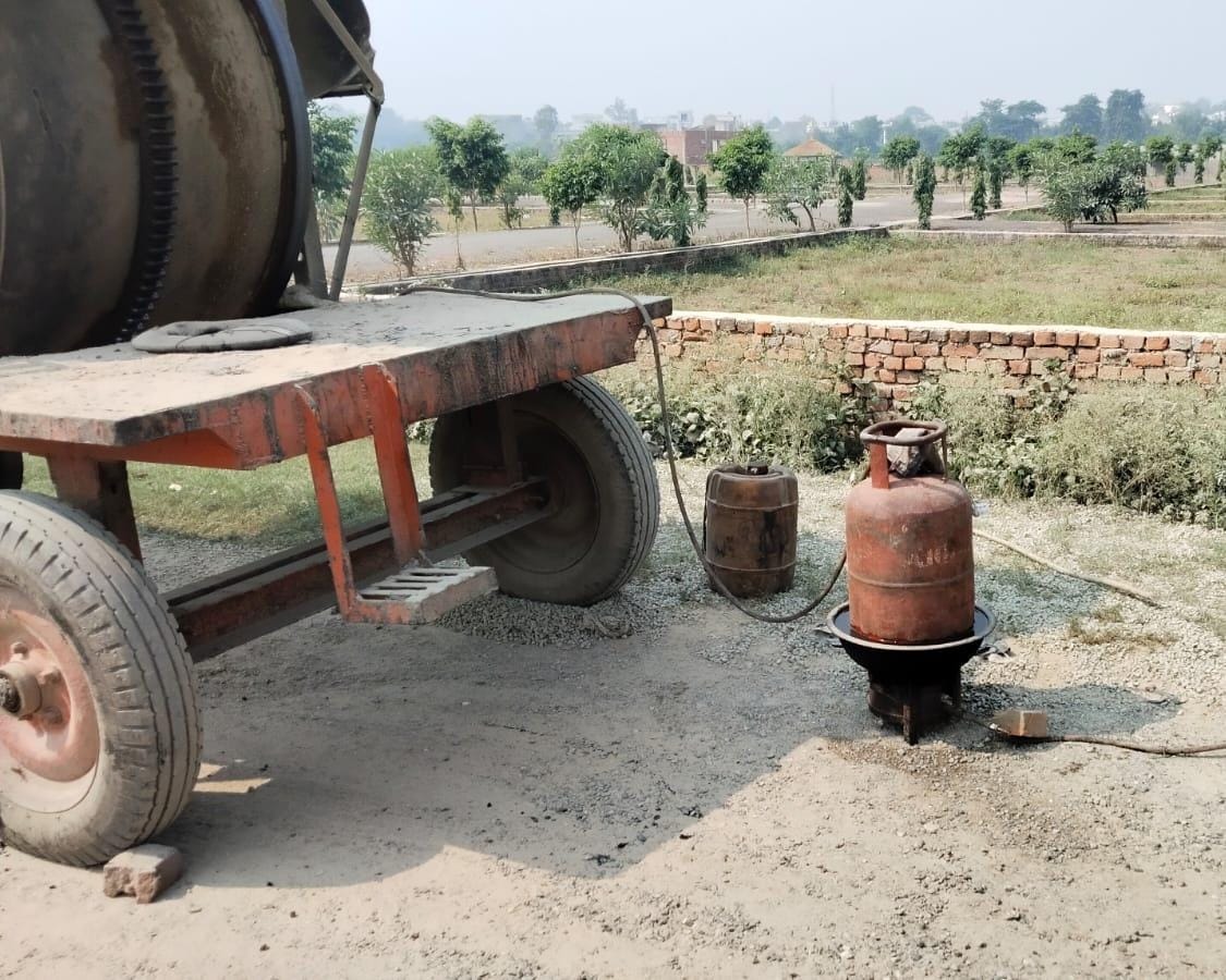 गणेशपुर गोटिया में इस तरह भरे गए सड़क के गड्ढे।संवाद गणेशपुर गोटिया में इस तरह भरे गए सड़क के गड्ढे।संवाद