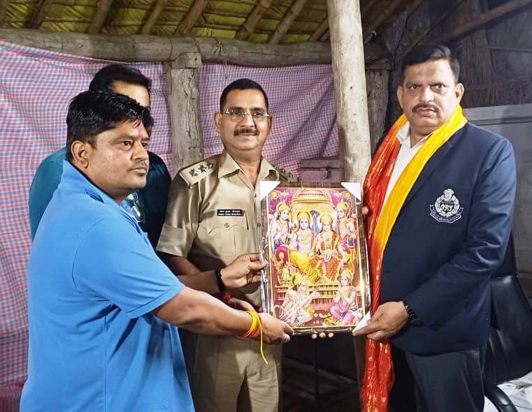 गौरीफंटा बार्डर पर पहुंचकर सीओ से जानकारी लेते कस्टम कमिश्नर। गौरीफंटा बार्डर पर पहुंचकर सीओ से जानकारी लेते कस्टम कमिश्नर।