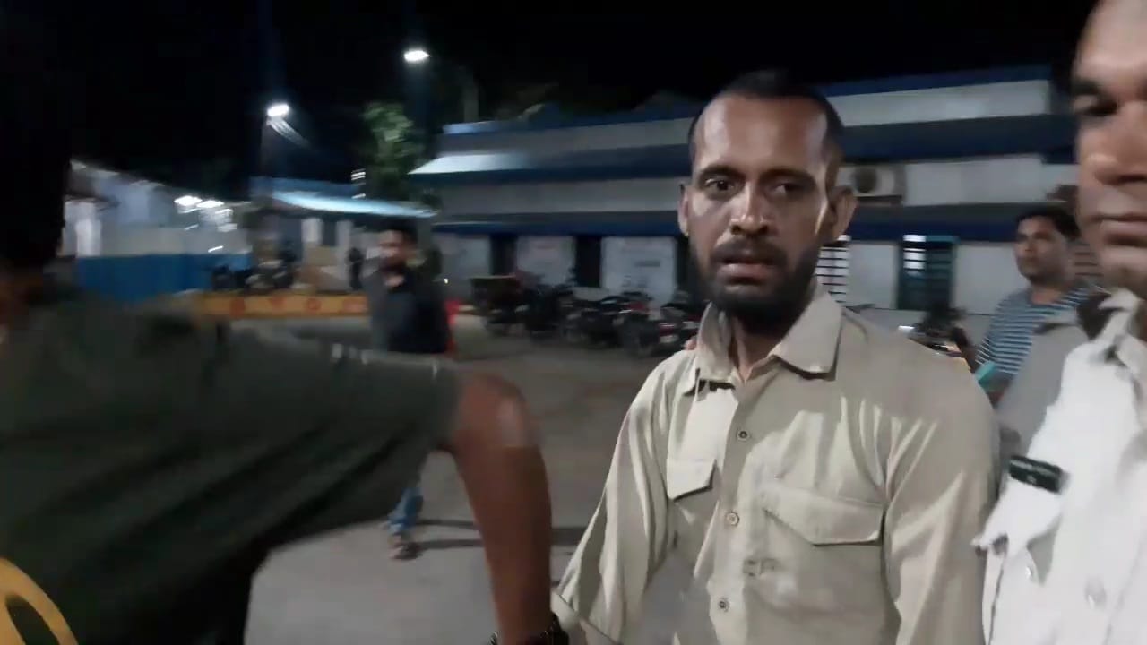 जानकारी लेती पुलिस साथ में महिला का पति जानकारी लेती पुलिस साथ में महिला का पति