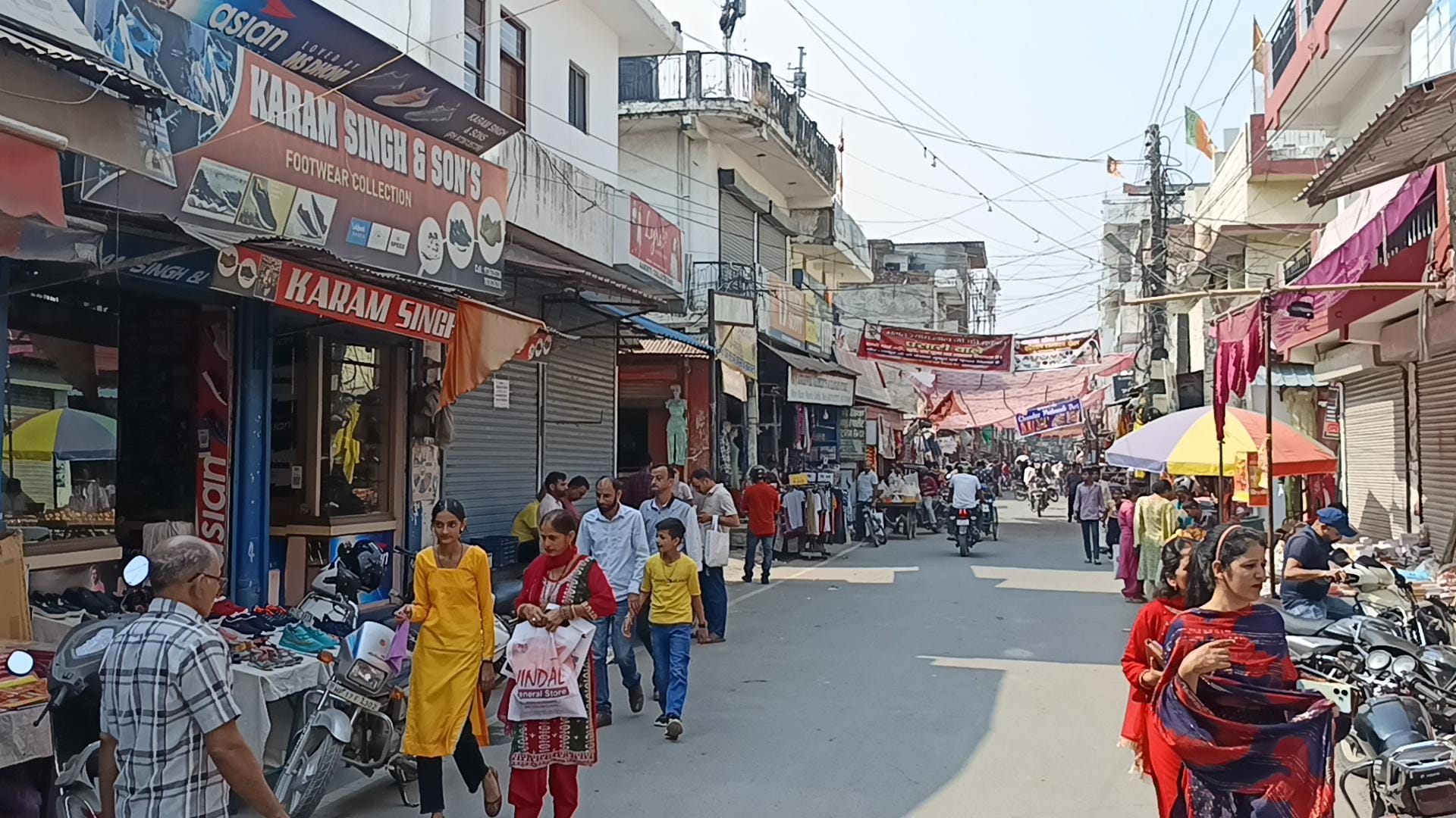 करवा चौथ पर पांवटा मुख्य बाजार में रविवार को भी दिखी चहल पहल:: संवाद करवा चौथ पर पांवटा मुख्य बाजार में रविवार को भी दिखी चहल पहल:: संवाद
