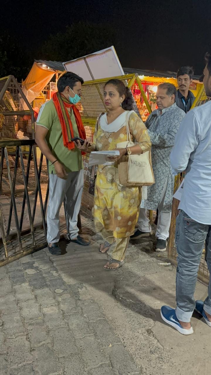मुंह पर गमछा चेहरे पर मास्क कुछ ऐसा भेष बदलकर भस्म आरती की व्यवस्था देखने पहुंचे प्रशासक गणेश ध