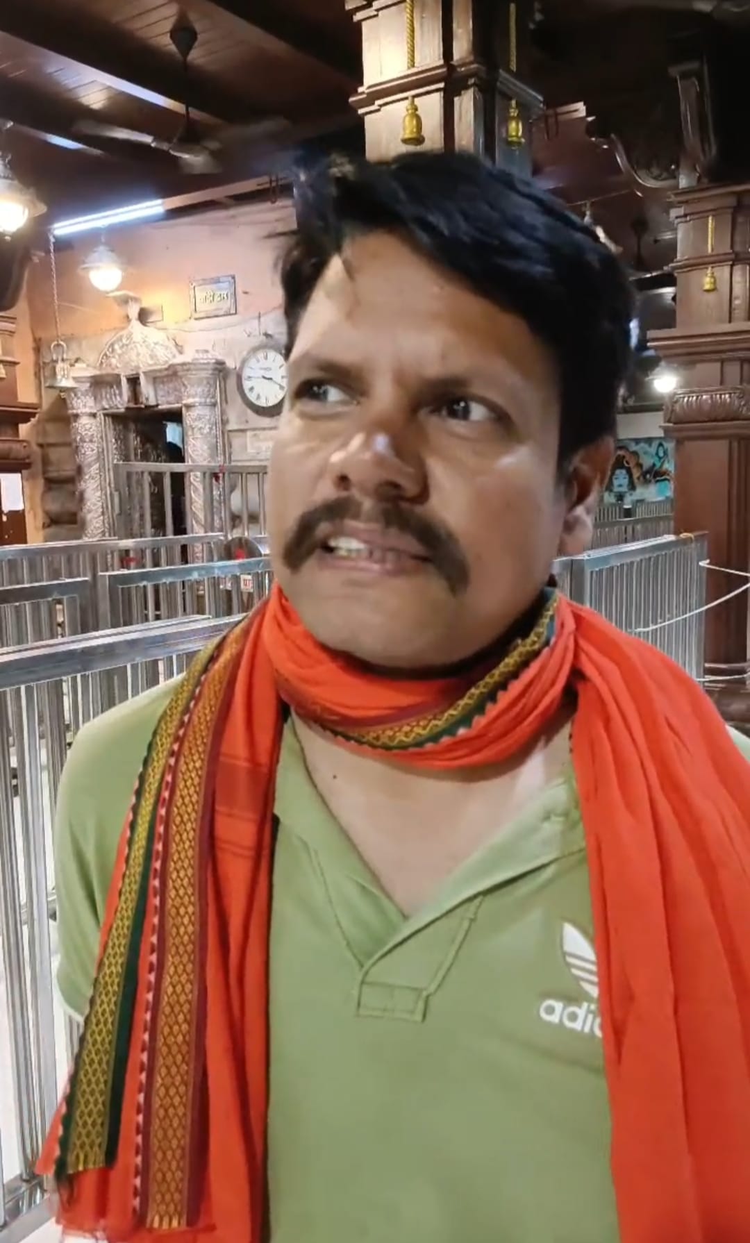 मुंह पर गमछा चेहरे पर मास्क कुछ ऐसा भेष बदलकर भस्म आरती की व्यवस्था देखने पहुंचे प्रशासक गणेश ध