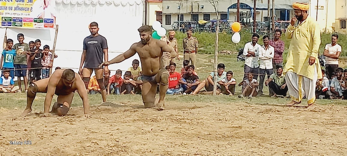 मझोला महोत्सव में आयोजित चार दिवसीय दंगल का फीता काटकर शुभारंभ करते केंद्रीय राज्यमंत्री बीएल व मझोला महोत्सव में आयोजित चार दिवसीय दंगल का फीता काटकर शुभारंभ करते केंद्रीय राज्यमंत्री बीएल व