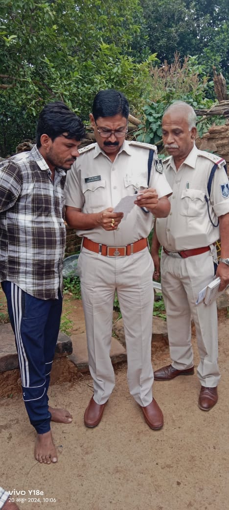 मृतक और सुसाइड नोट जब्त करती पुलिस मृतक और सुसाइड नोट जब्त करती पुलिस