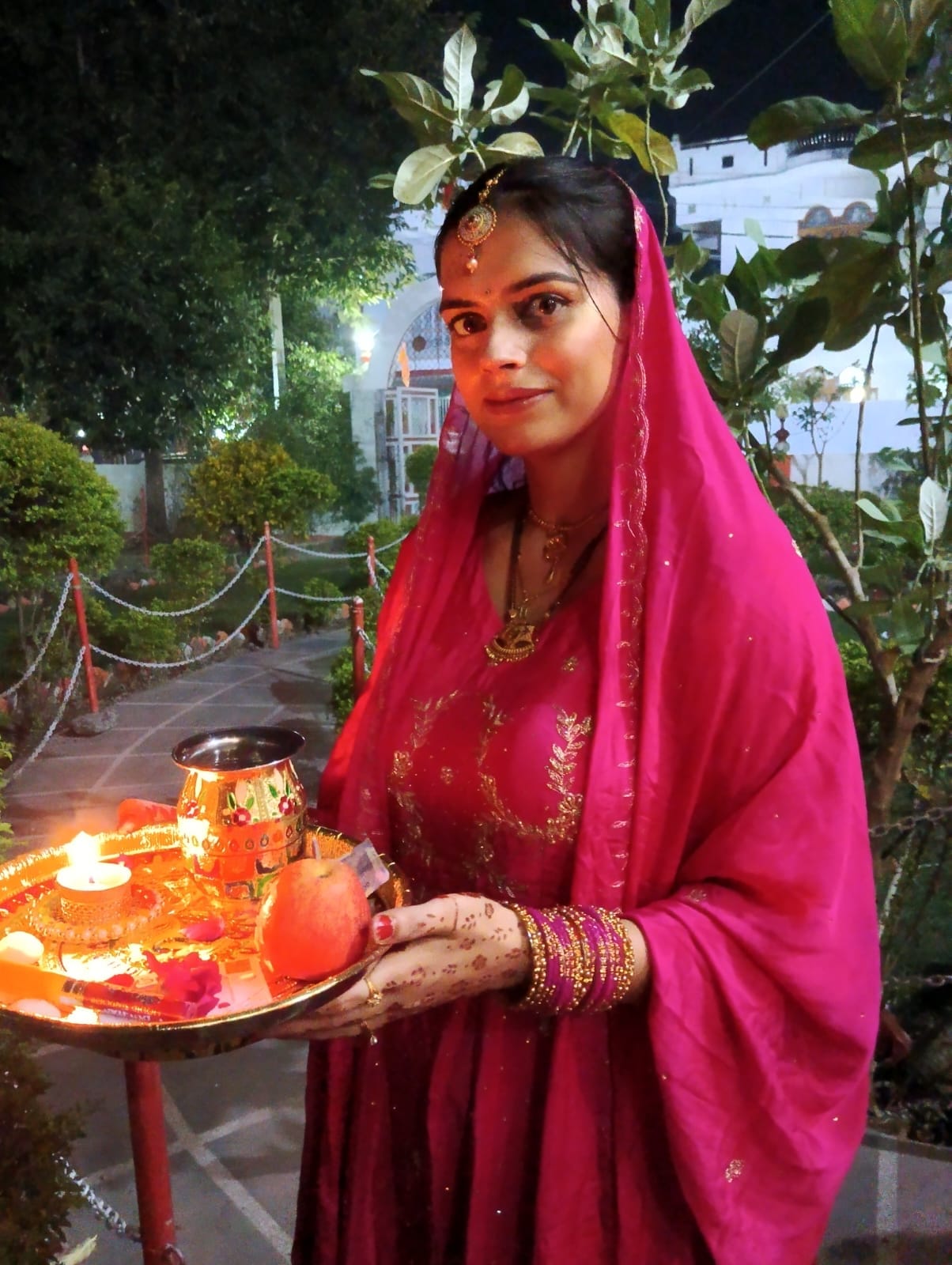 पीलीभीत की अशोक कॉलोनी स्थित राधा कृष्ण मंदिर में करवाचौथ पर्व पर पूजा करने के बाद मंदिर से बा