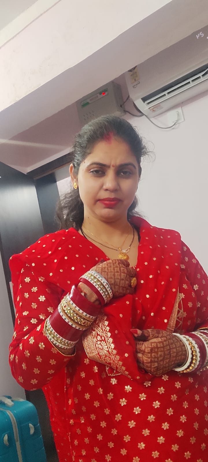 पीलीभीत की अशोक कॉलोनी स्थित राधा कृष्ण मंदिर में करवाचौथ पर्व पर पूजा करने के बाद मंदिर से बा