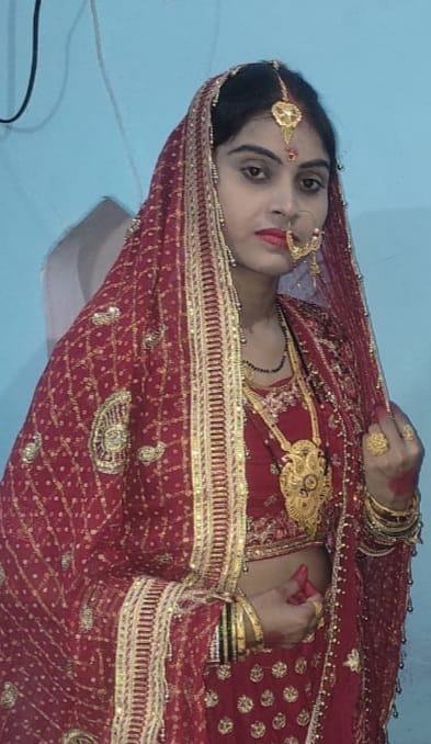 पीलीभीत की अशोक कॉलोनी स्थित राधा कृष्ण मंदिर में करवाचौथ पर्व पर पूजा करने के बाद मंदिर से बा